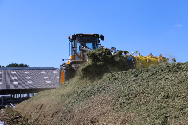 Grashakselen met shovel en Reck kuilverdeler
