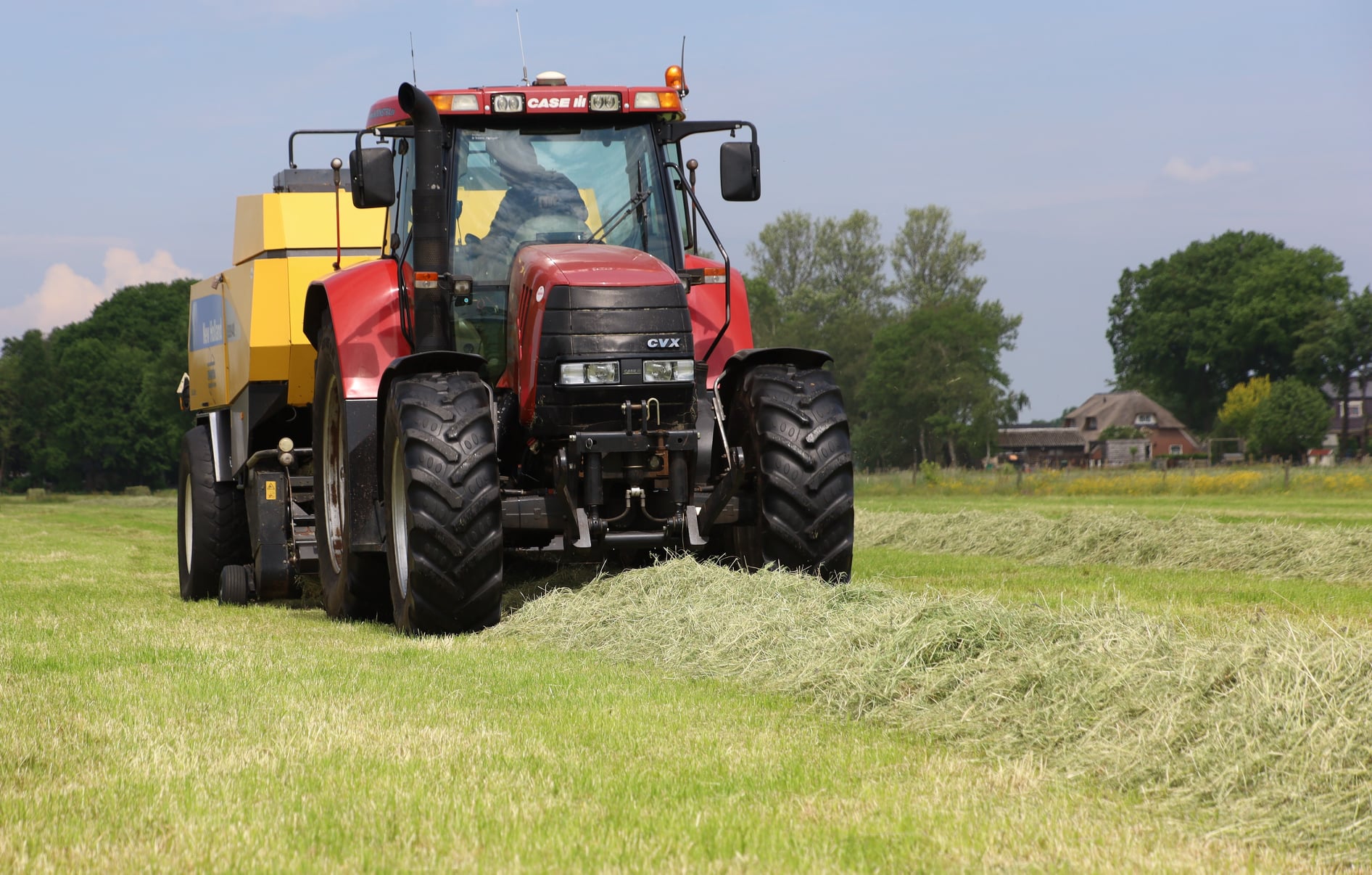 Vierkante balenpersen en wikkelen 
