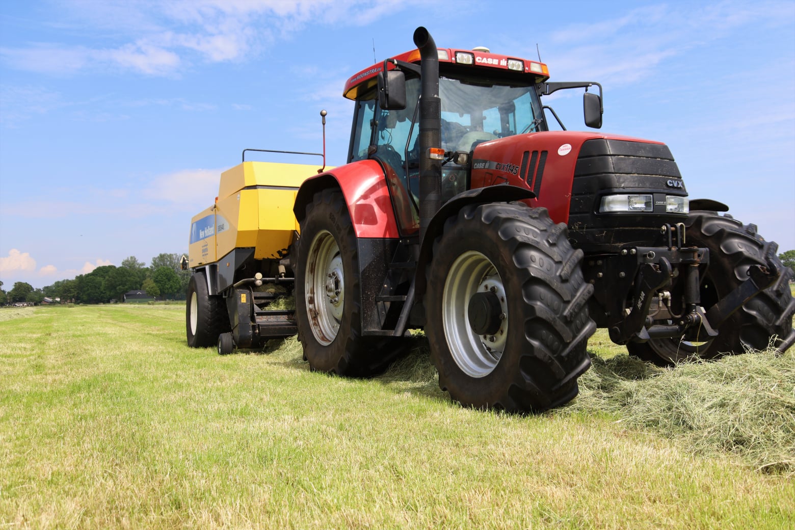 Vierkante balenpersen en wikkelen 
