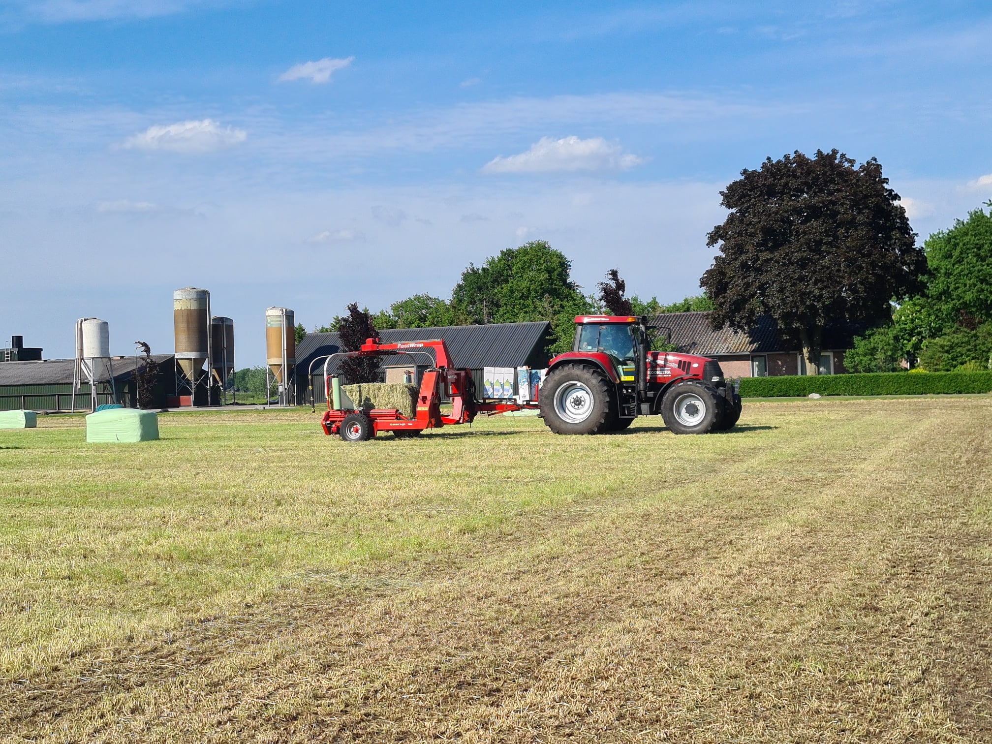 Vierkante balenpersen en wikkelen 