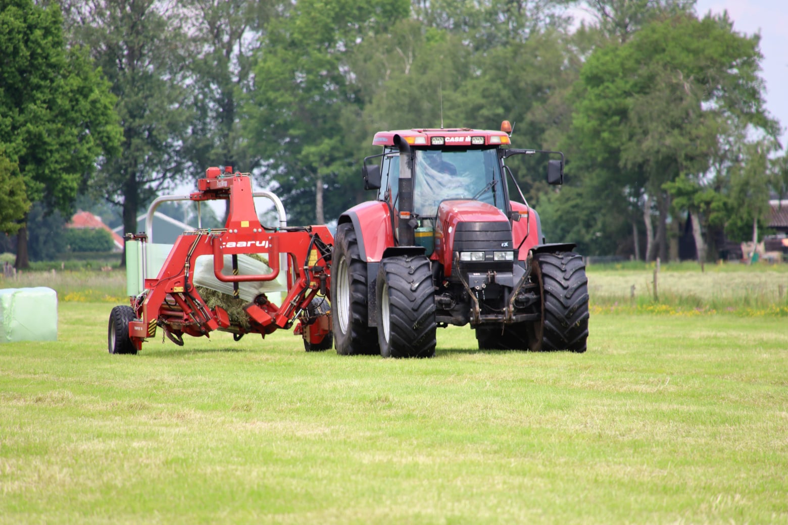 Vierkante balenpersen en wikkelen 
