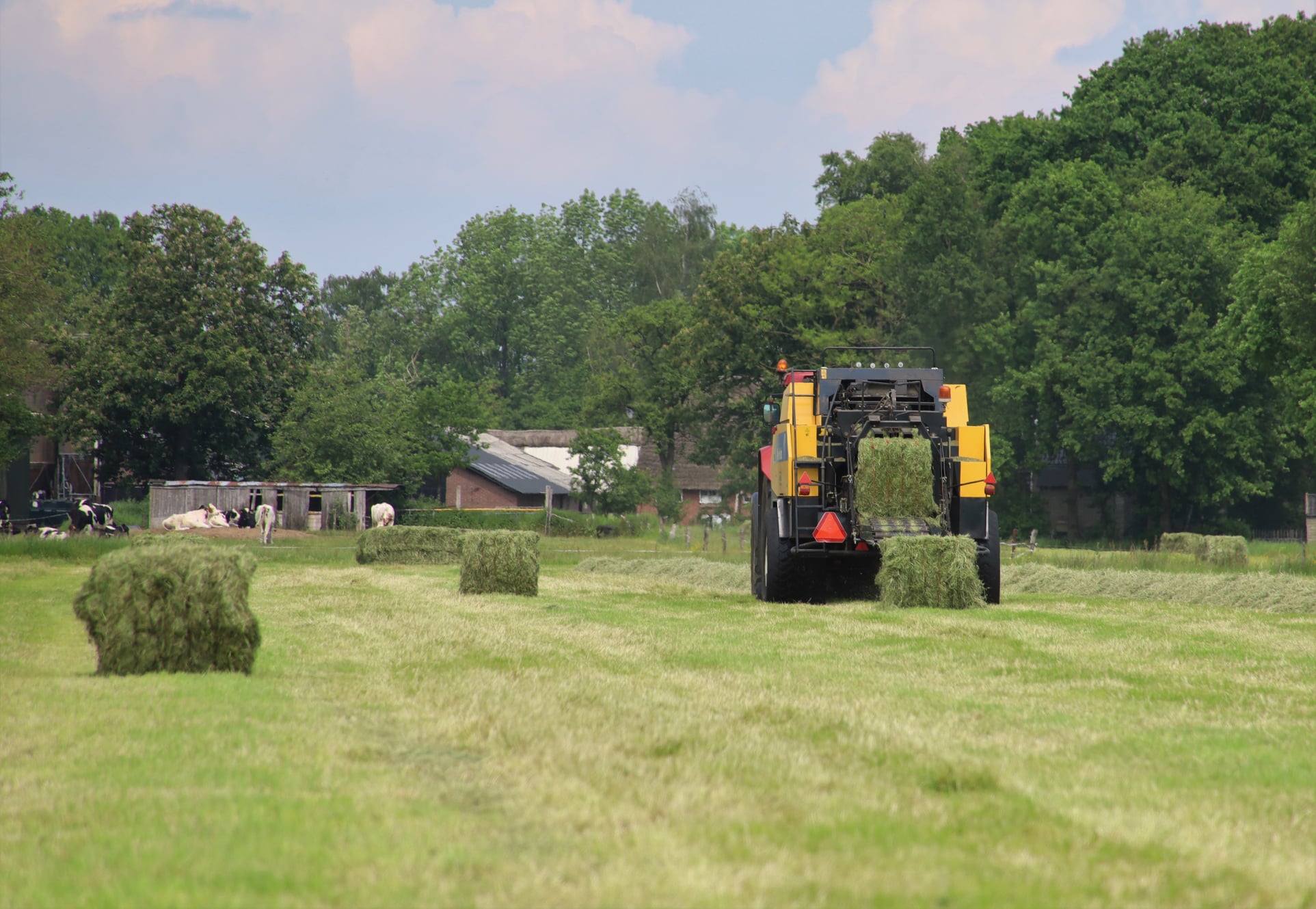 Vierkante balenpersen en wikkelen 