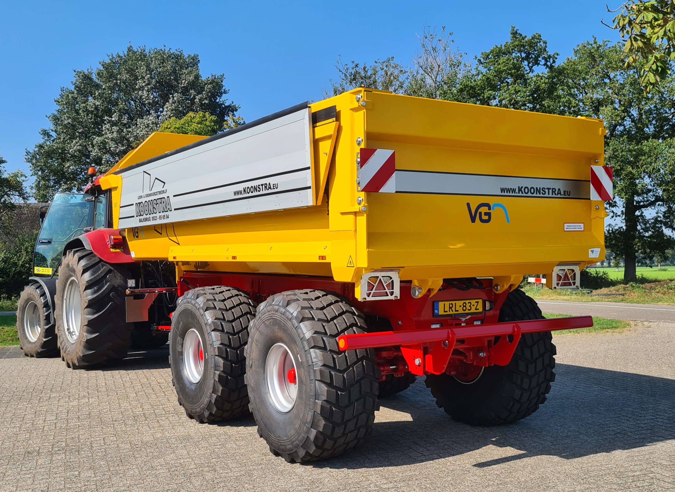 Koonstra twee nieuwe VGM dumpers geleverd