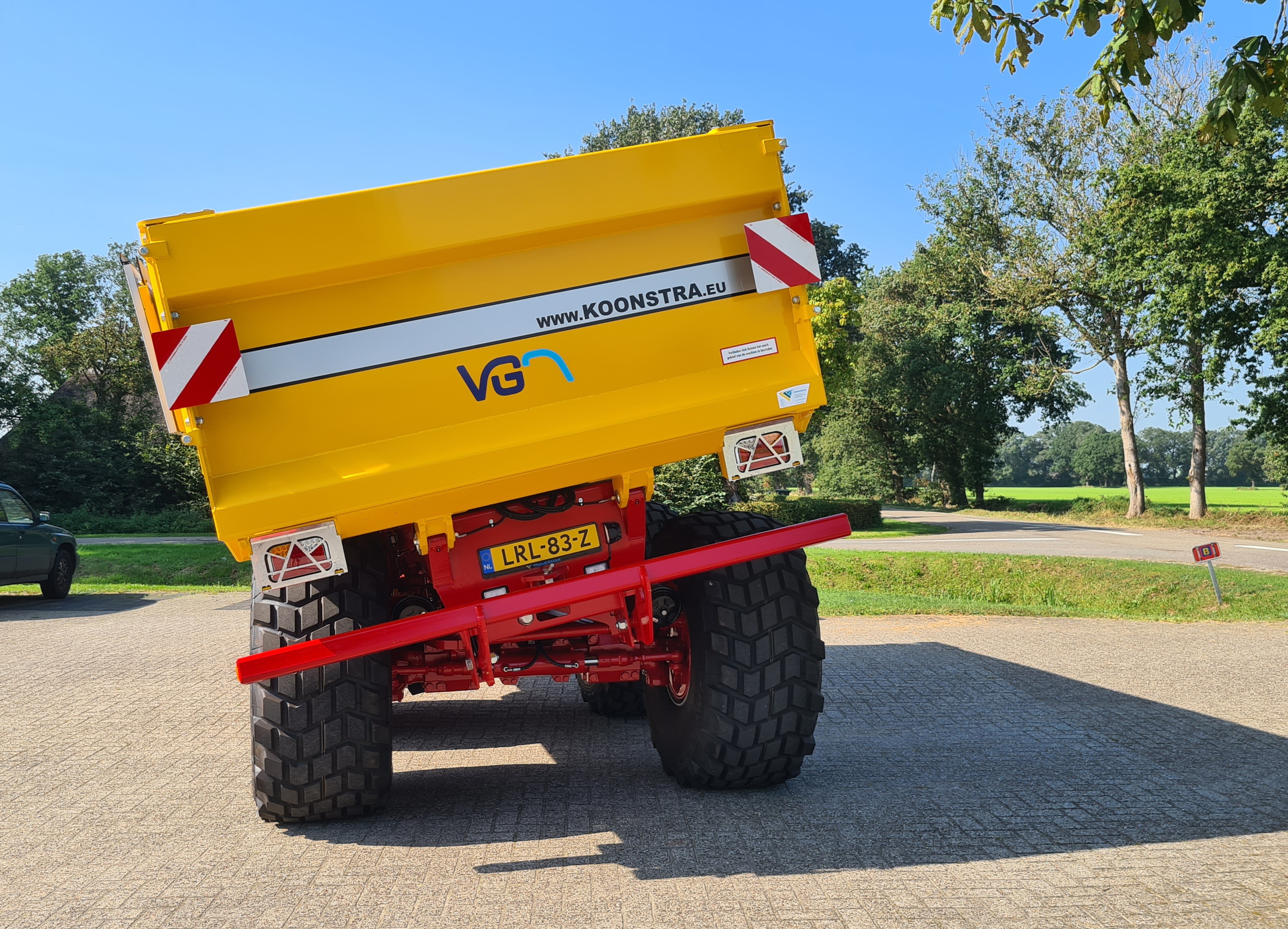 Koonstra twee nieuwe VGM dumpers geleverd