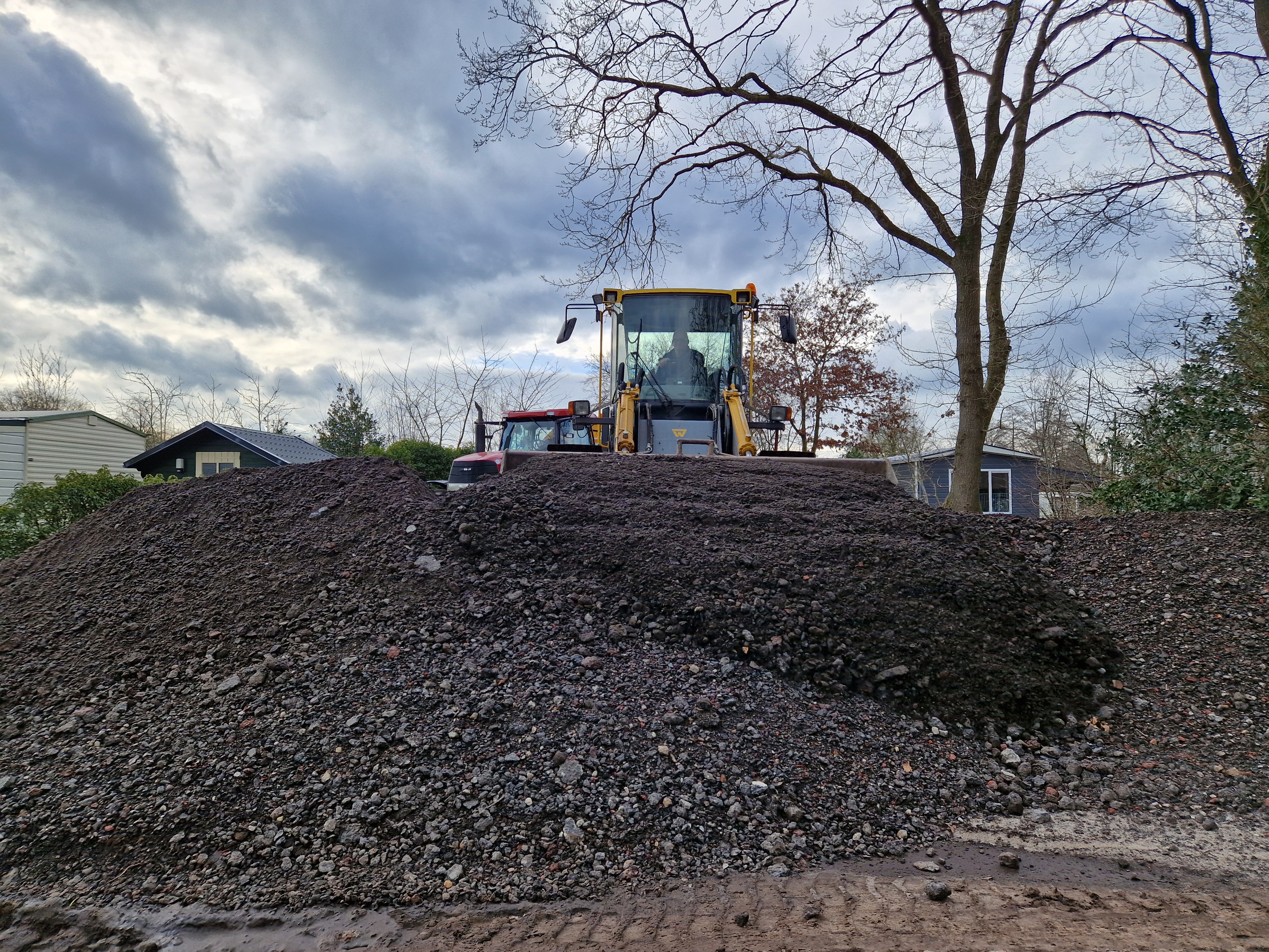 Loonbedrijf Koonstra grondwerk asfaltgranulaat en sleuven graven kabels en leidingen