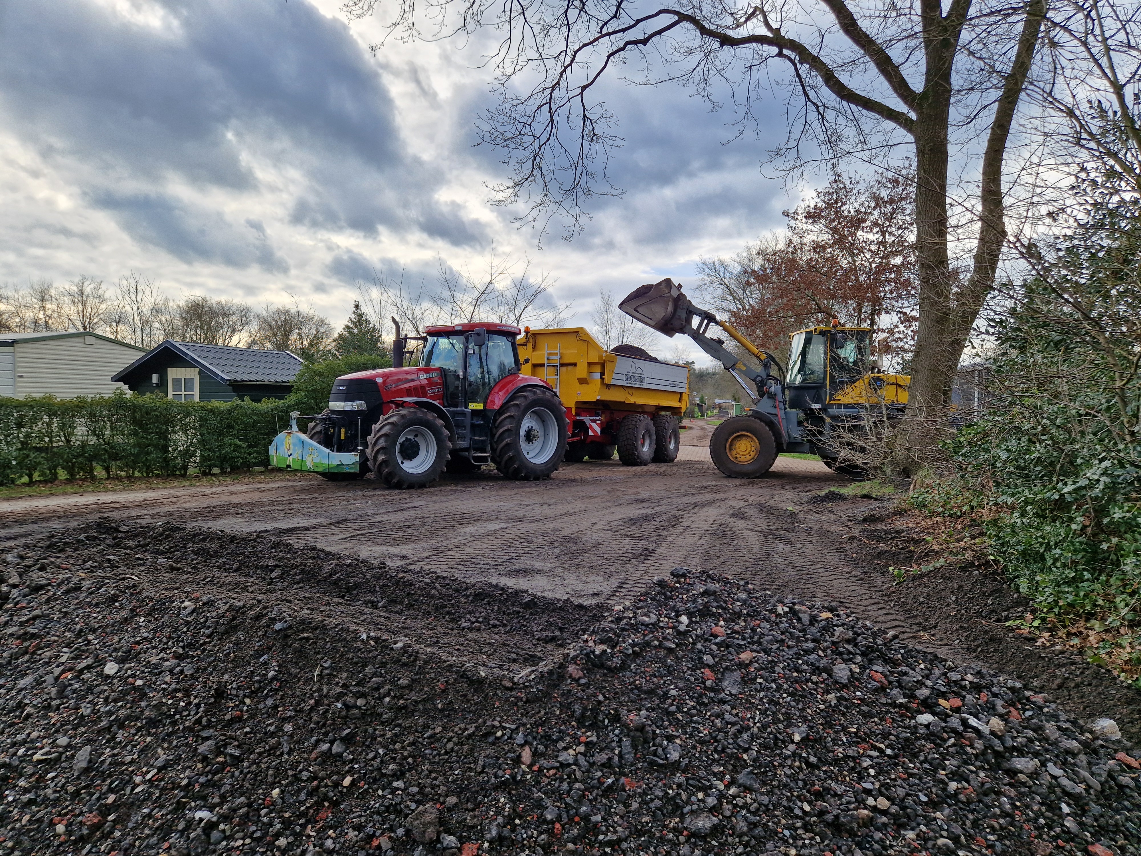 Koonstra transport met dumper verschillende grondstoffen