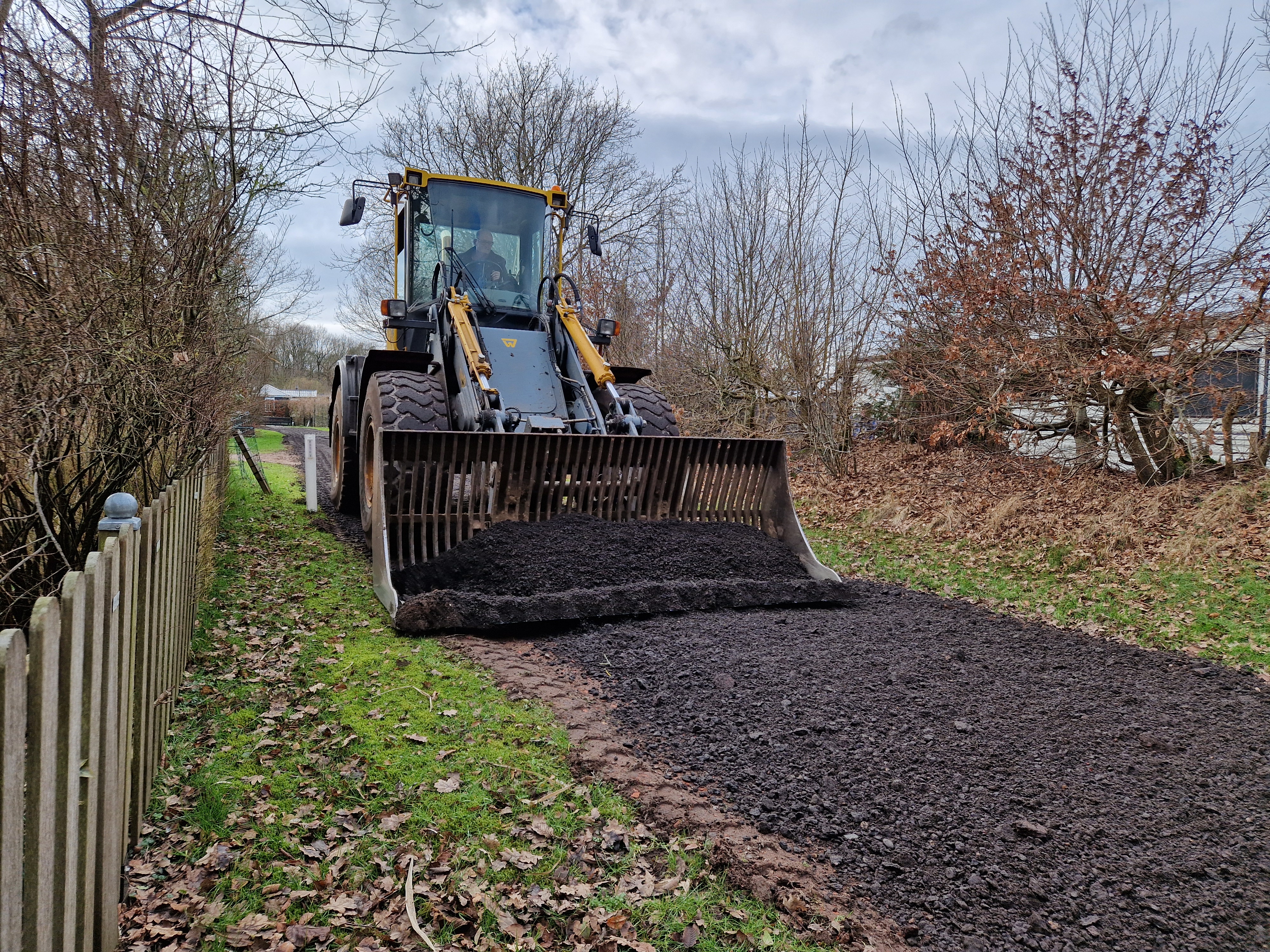 Loonbedrijf Koonstra grondwerk asfaltgranulaat en sleuven graven kabels en leidingen