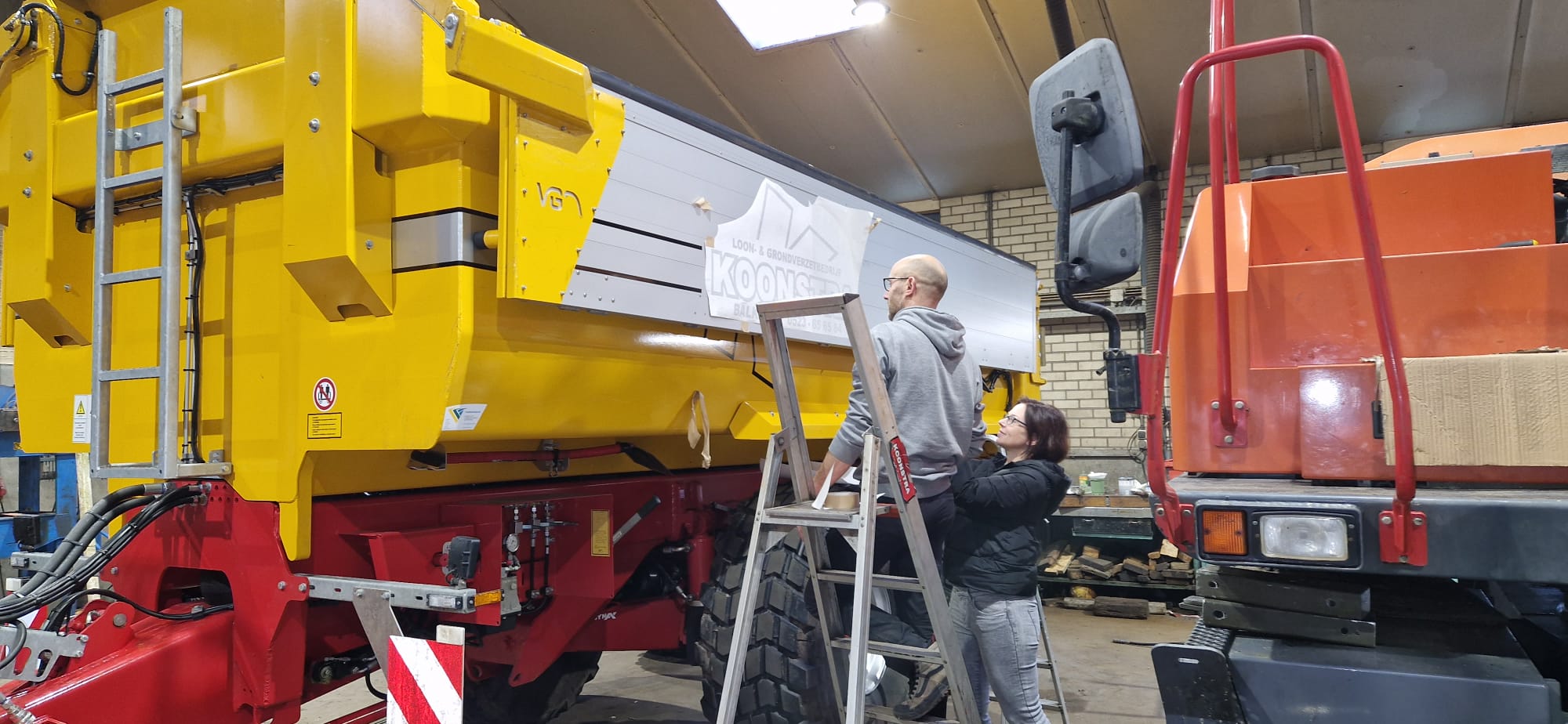 Loonbedrijf Koonstra VGM dumper voorzien van logo's