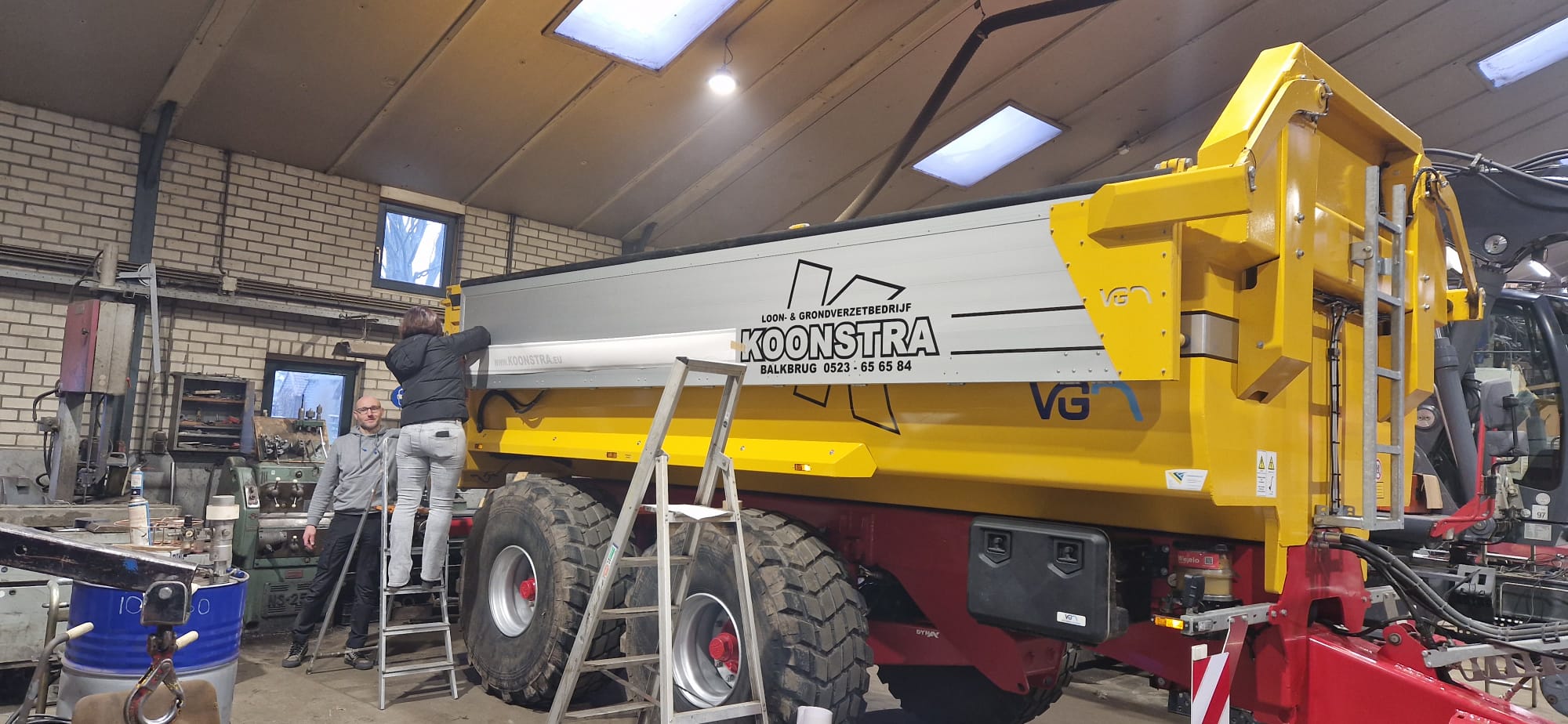 Loonbedrijf Koonstra VGM dumper voorzien van logo's