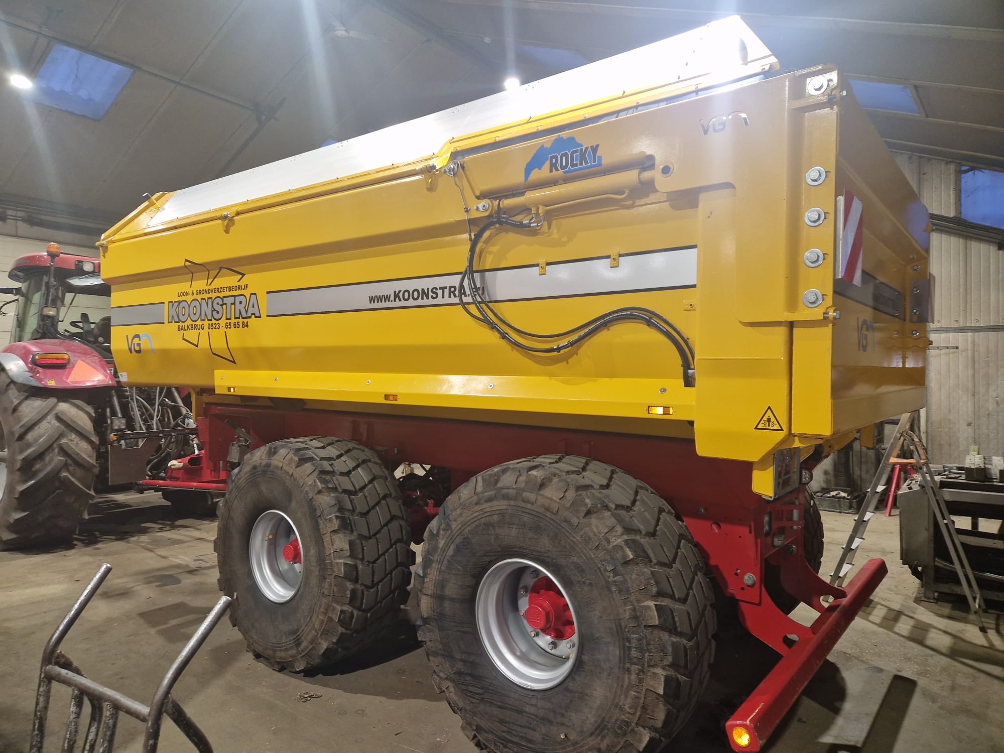 Loonbedrijf Koonstra VGM dumper voorzien van logo's