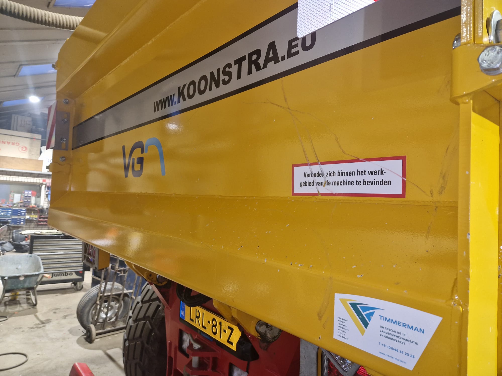Loonbedrijf Koonstra VGM dumper voorzien van logo's
