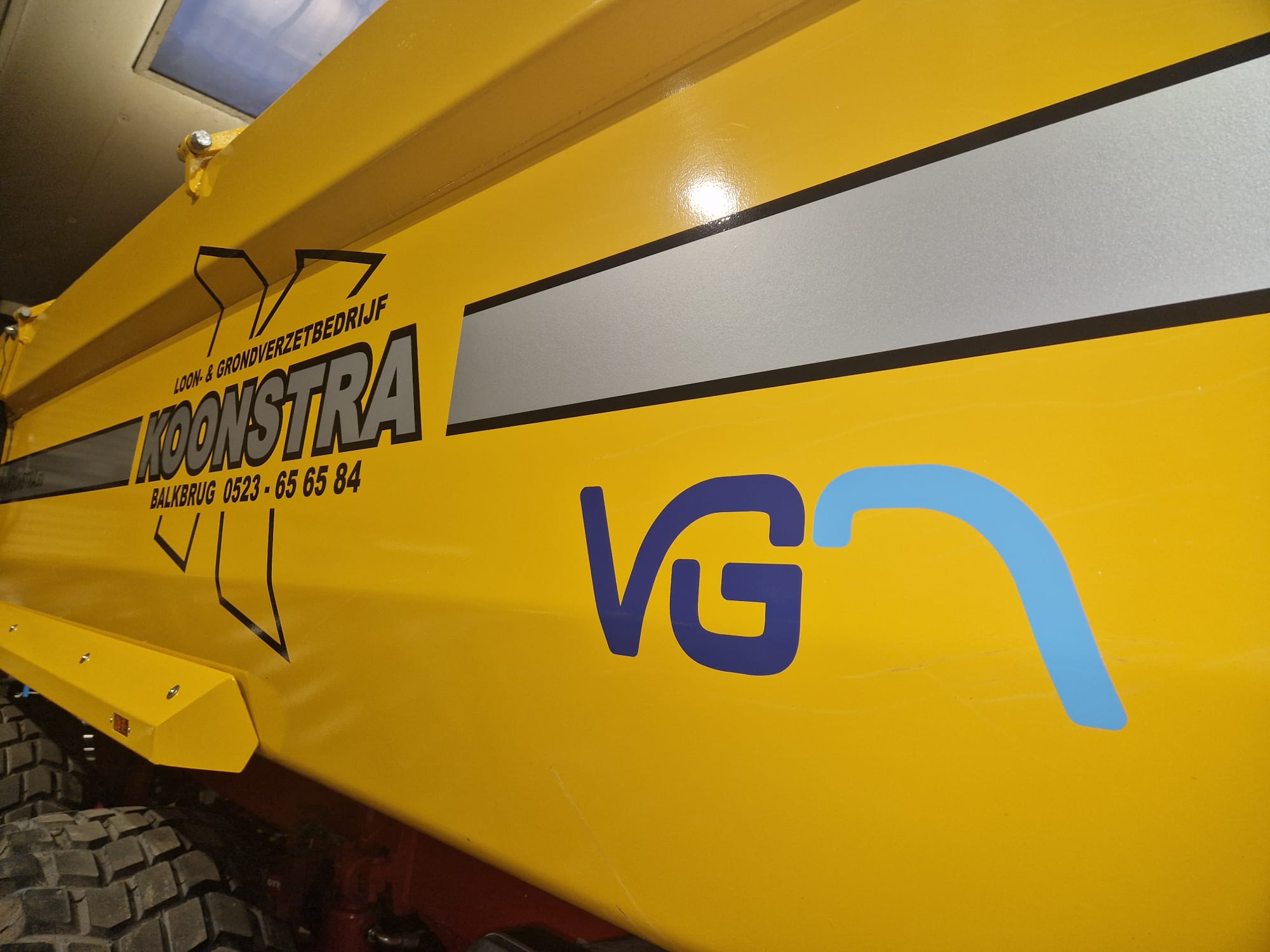 Loonbedrijf Koonstra VGM dumper voorzien van logo's