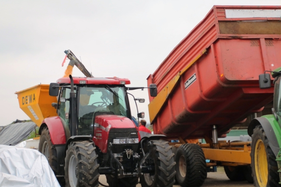 Maisdorsen pletten en inslurven met claas lexion 