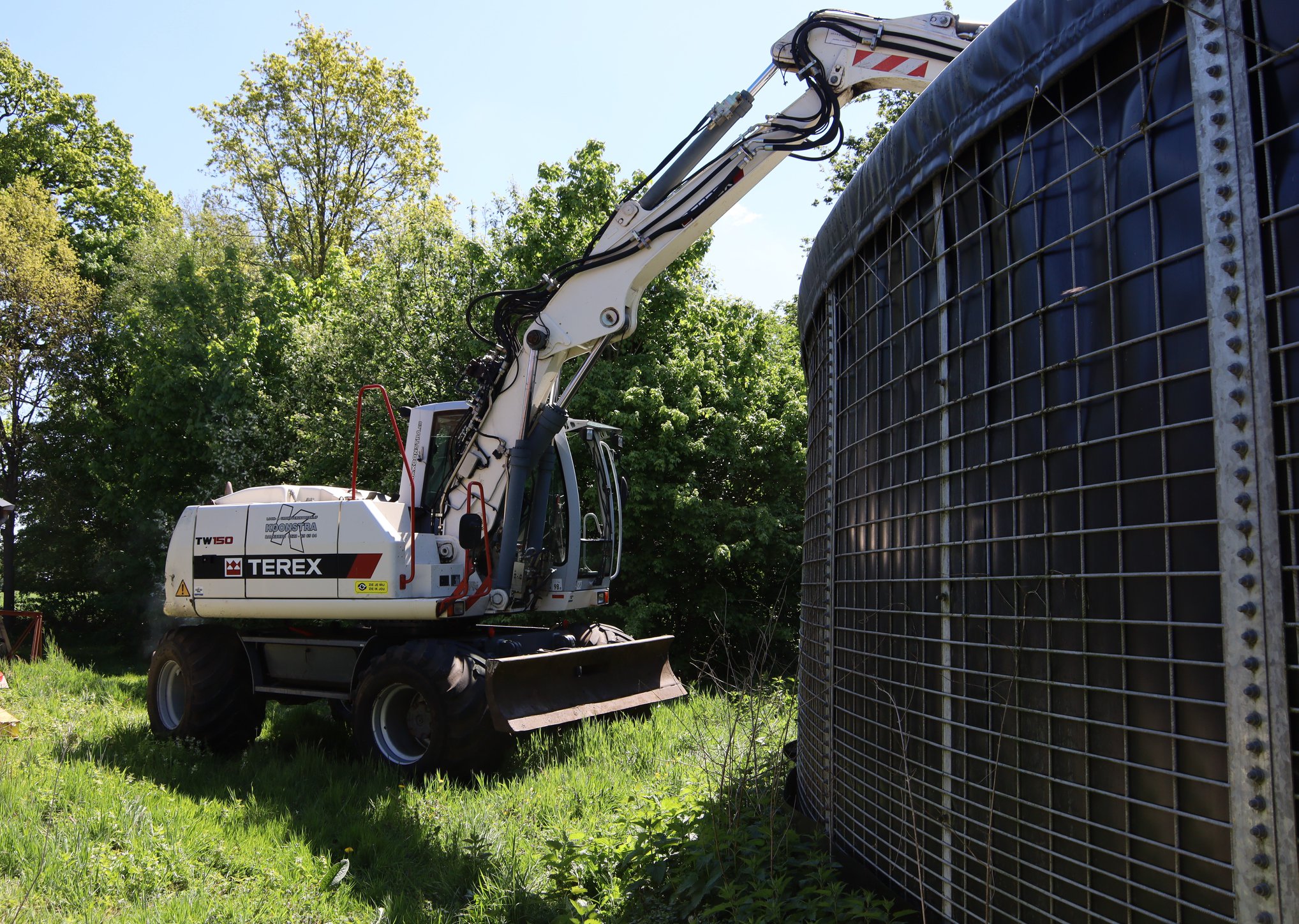 Mestmixen met mobiele kraan