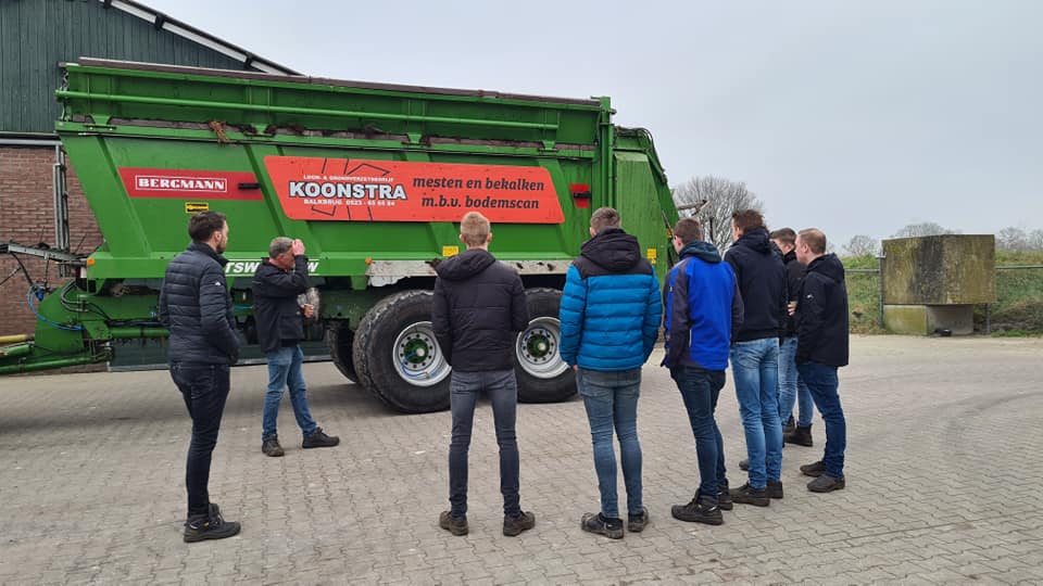 Loonbedrijf Koonstra Leerlingen informeren keuzedeel precisielandbouw.