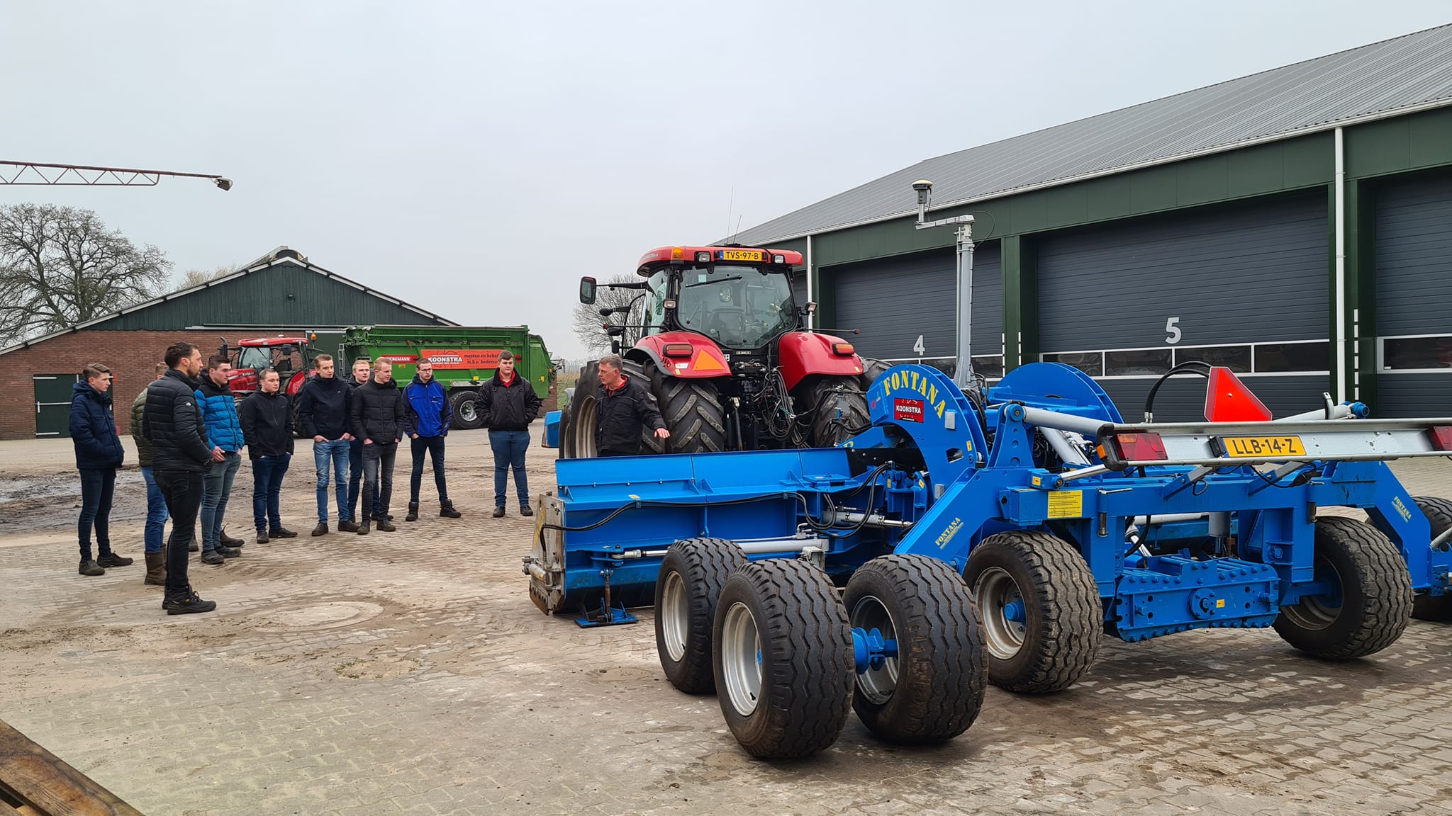 Loonbedrijf Koonstra Leerlingen informeren keuzedeel precisielandbouw.