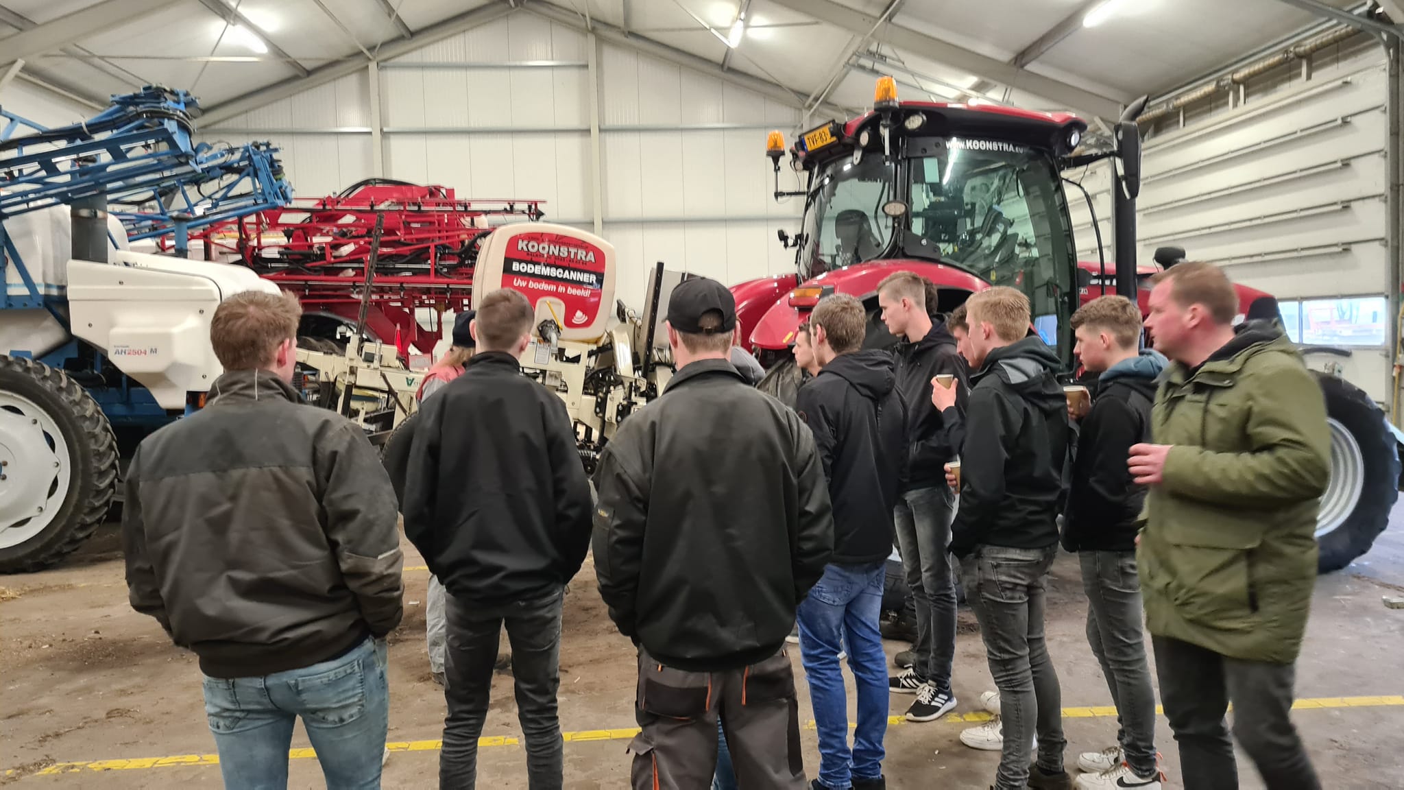 Loonbedrijf Koonstra Leerlingen informeren keuzedeel precisielandbouw.