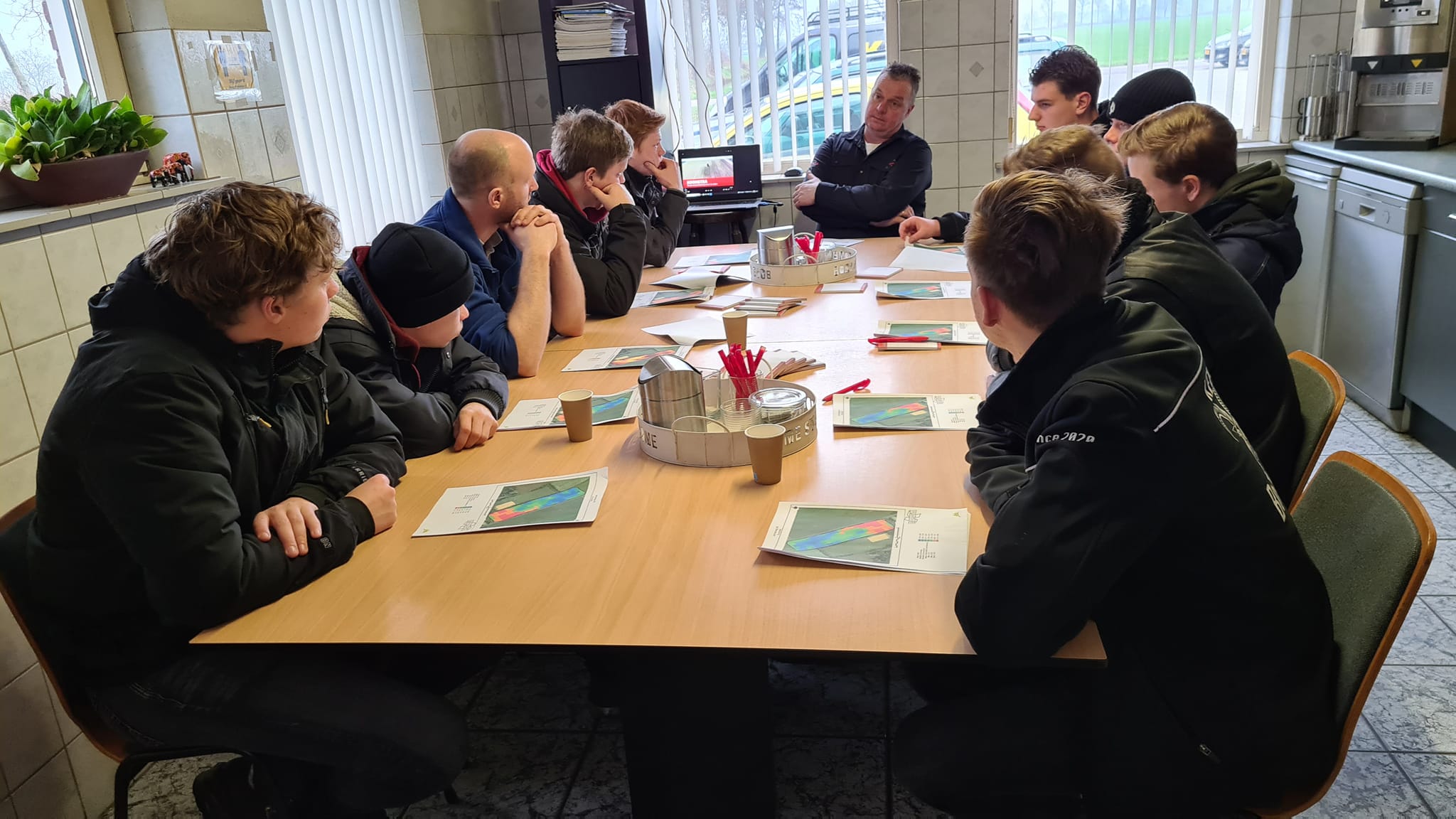 Loonbedrijf Koonstra Leerlingen informeren keuzedeel precisielandbouw.