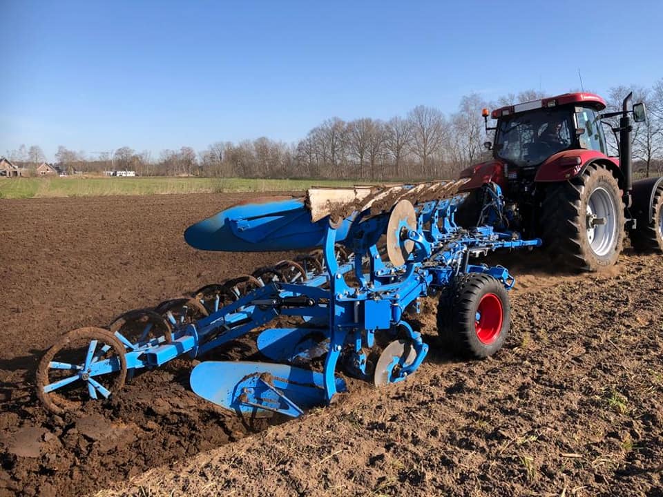 Ploeg met vorenpakker