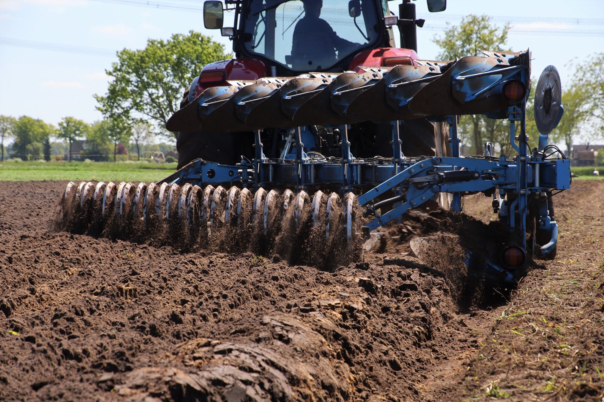 Ploegen met de 6-scharige ploeg met flexpack