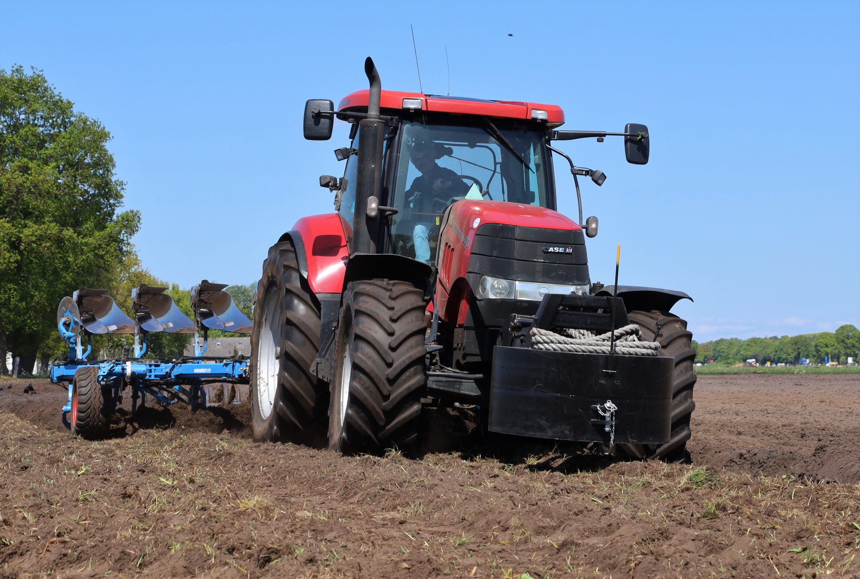 Ploeg met vorenpakker