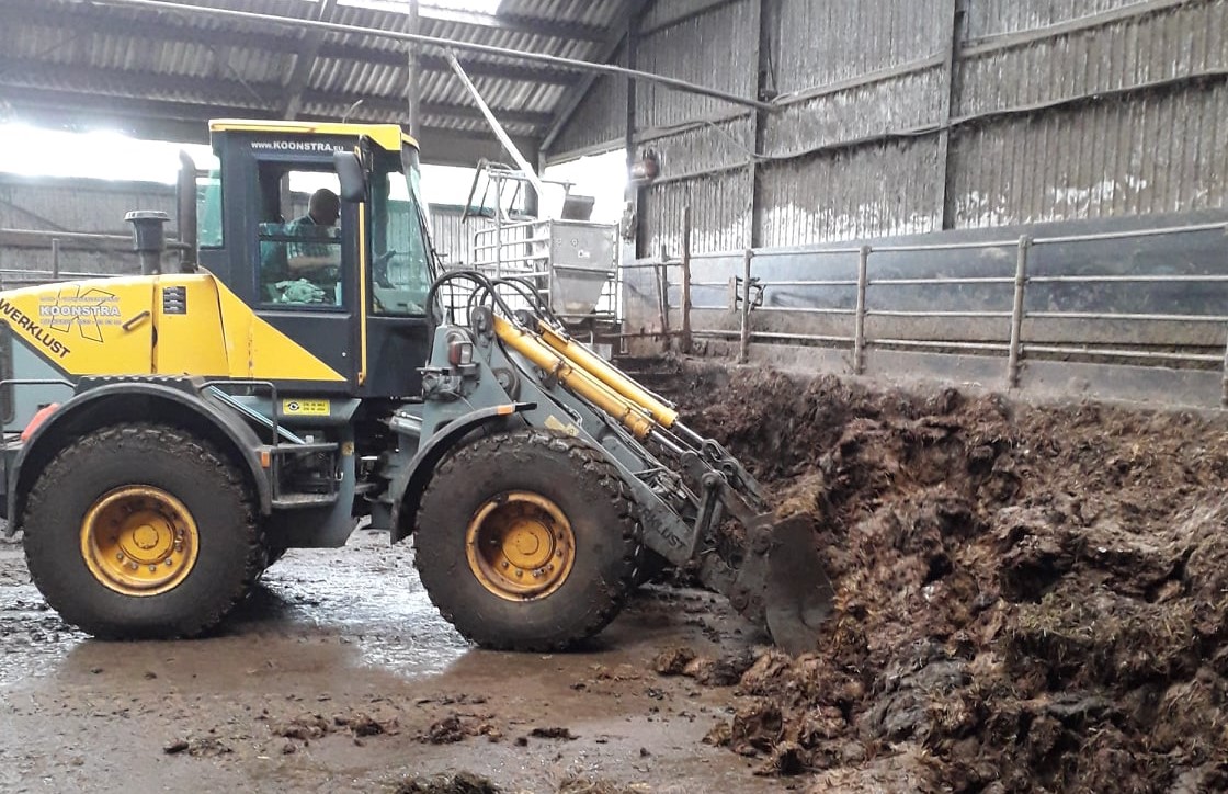 Potstal uitmesten bij biologische boerderij de Haarmeijer