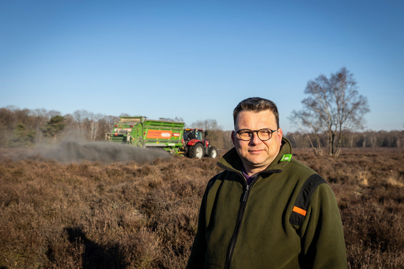Bron Tubantia, Foto Robin Hilberink Koonstra Steenmeel strooien op de heide