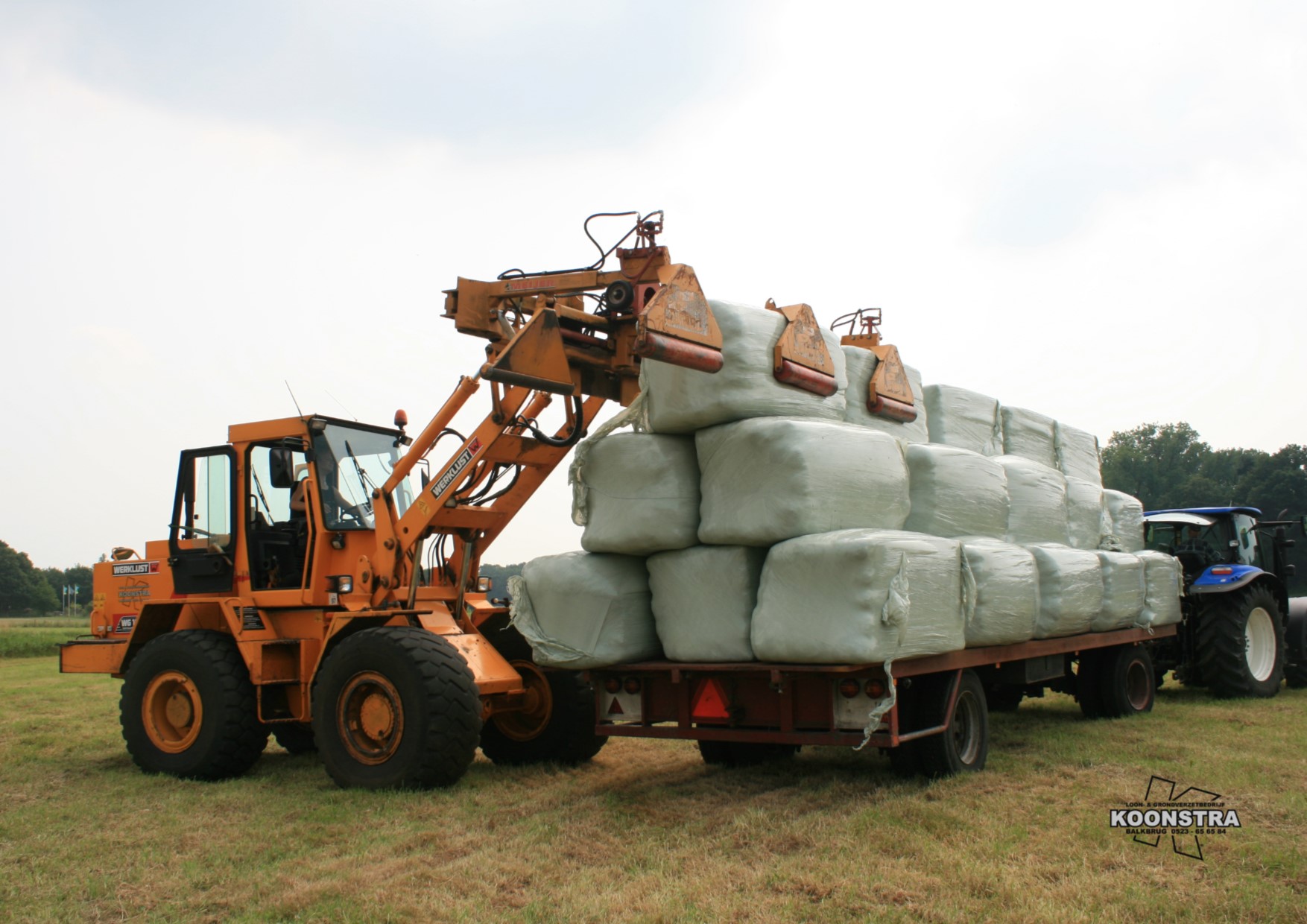 gras transport balen shovel met 3 paks balenklem