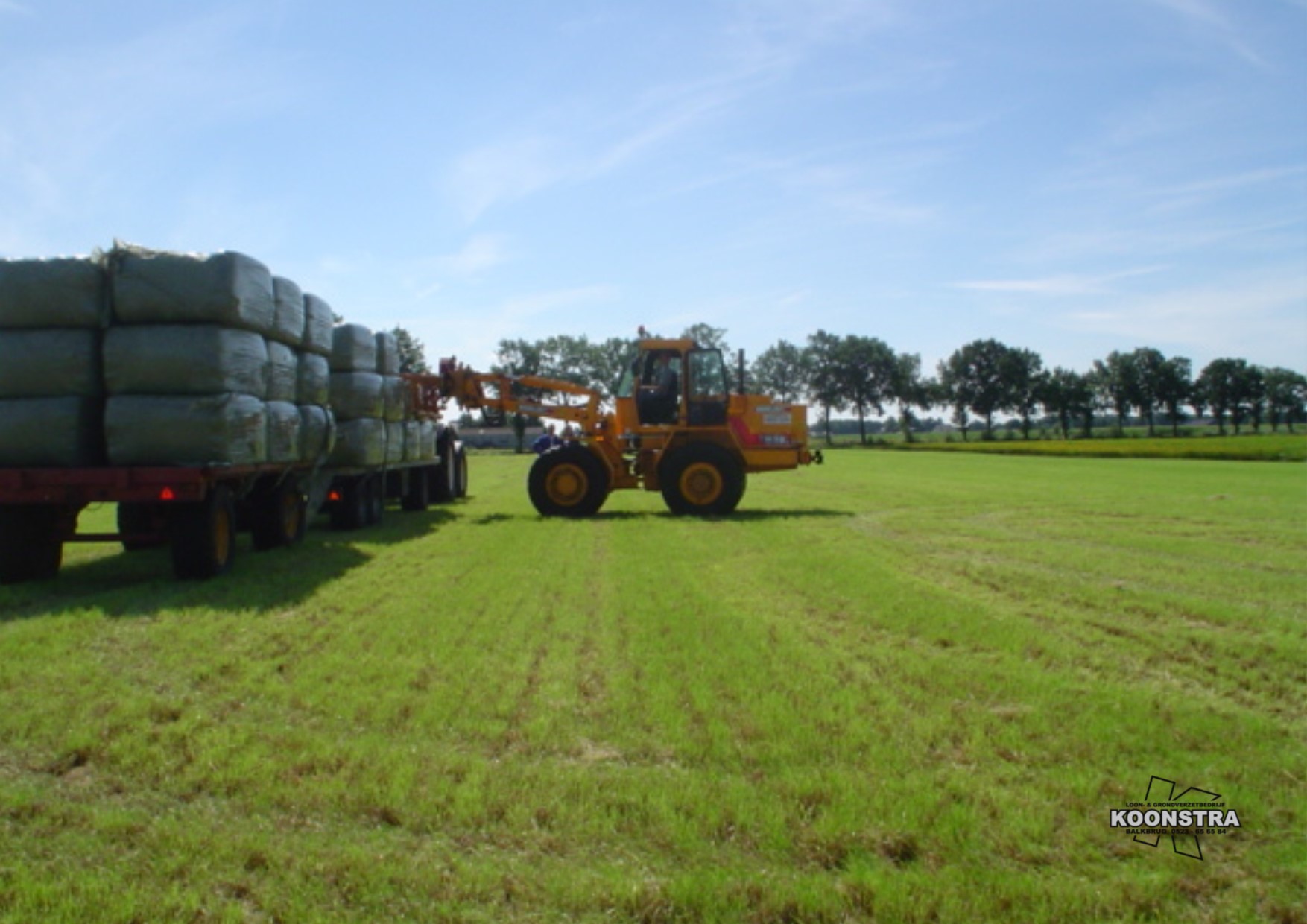 gras transport balen shovel met 3 paks balenklem