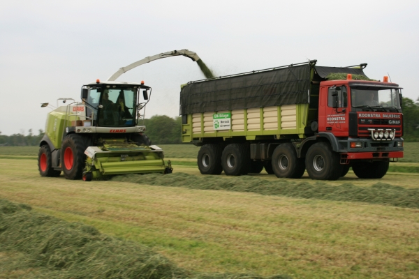 Loon- en grondverzetbedrijf Koonstra grasoogst grashakselen