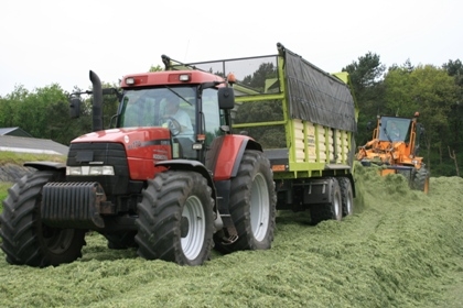 Loon- en grondverzetbedrijf Koonstra grasoogst grashakselen