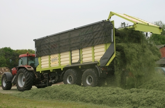 Loon- en grondverzetbedrijf Koonstra grasoogst grashakselen