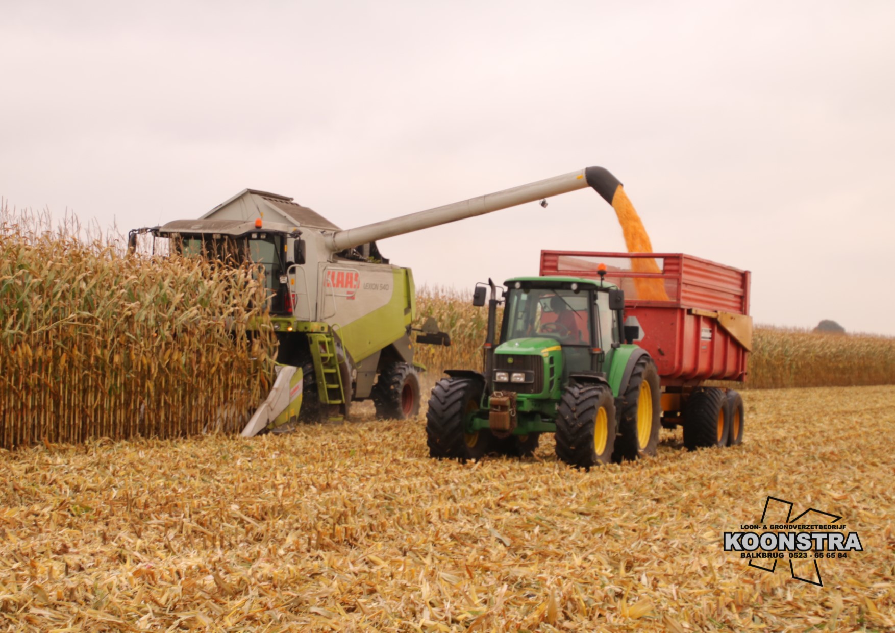 Maisdorsen pletten en inslurven met claas lexion 