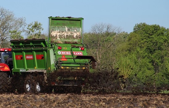 Meststrooien met Bergmann breedstrooier