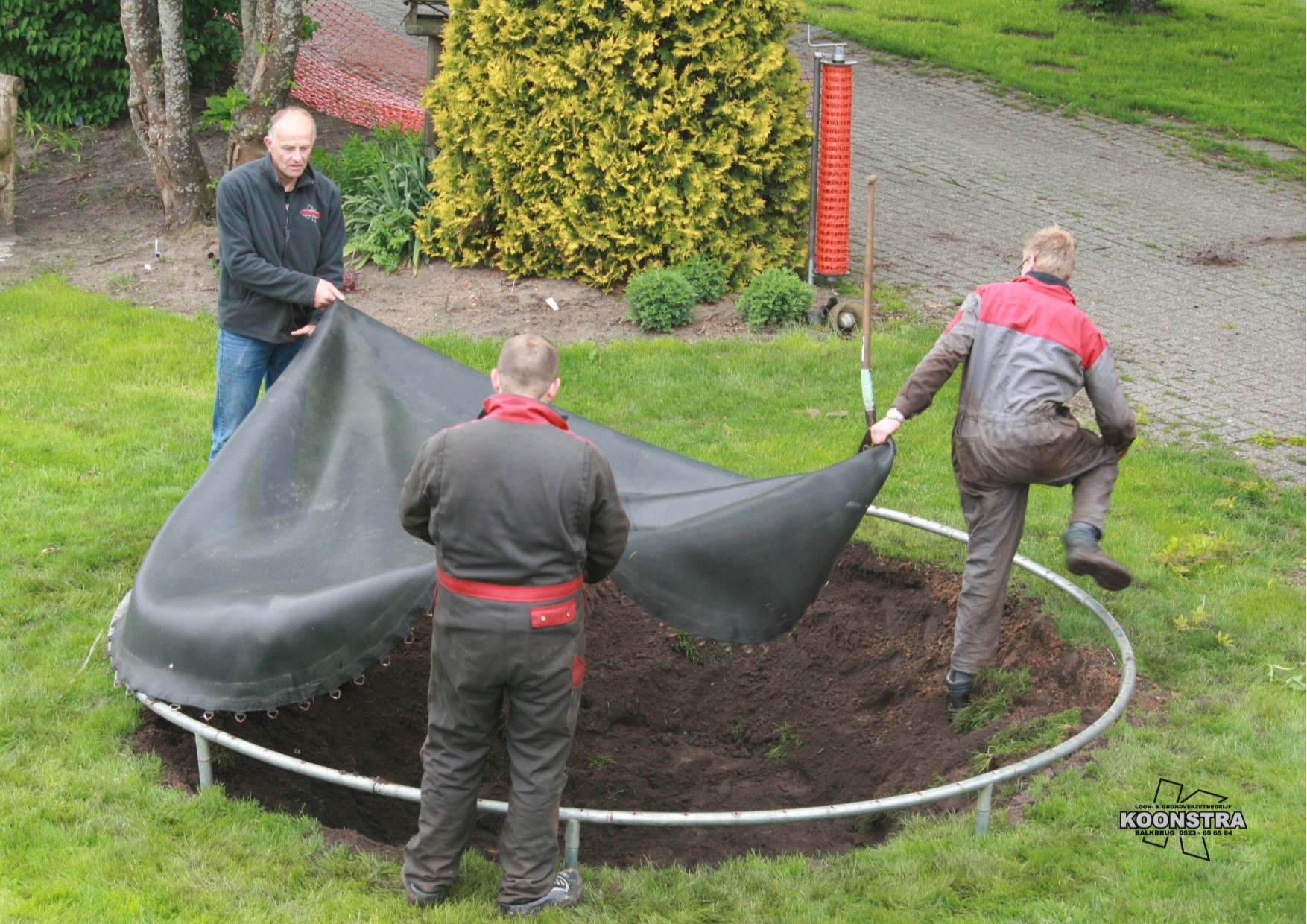 Grondwerk tuin trampoline ingraven 