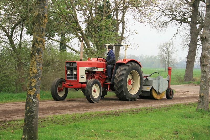 Vegen en reinigen van de weg en - / of bedrijventerreinen met veegmachine