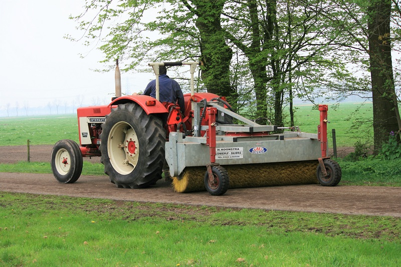 Vegen en reinigen van de weg en - / of bedrijventerreinen met veegmachine