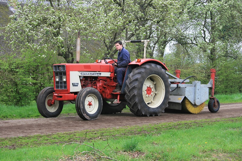 Vegen en reinigen van de weg en - / of bedrijventerreinen met veegmachine