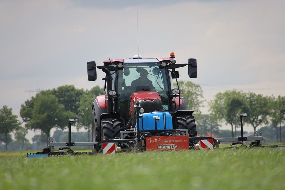 Loonbedrijf Koonstra spotsprayer RXF600