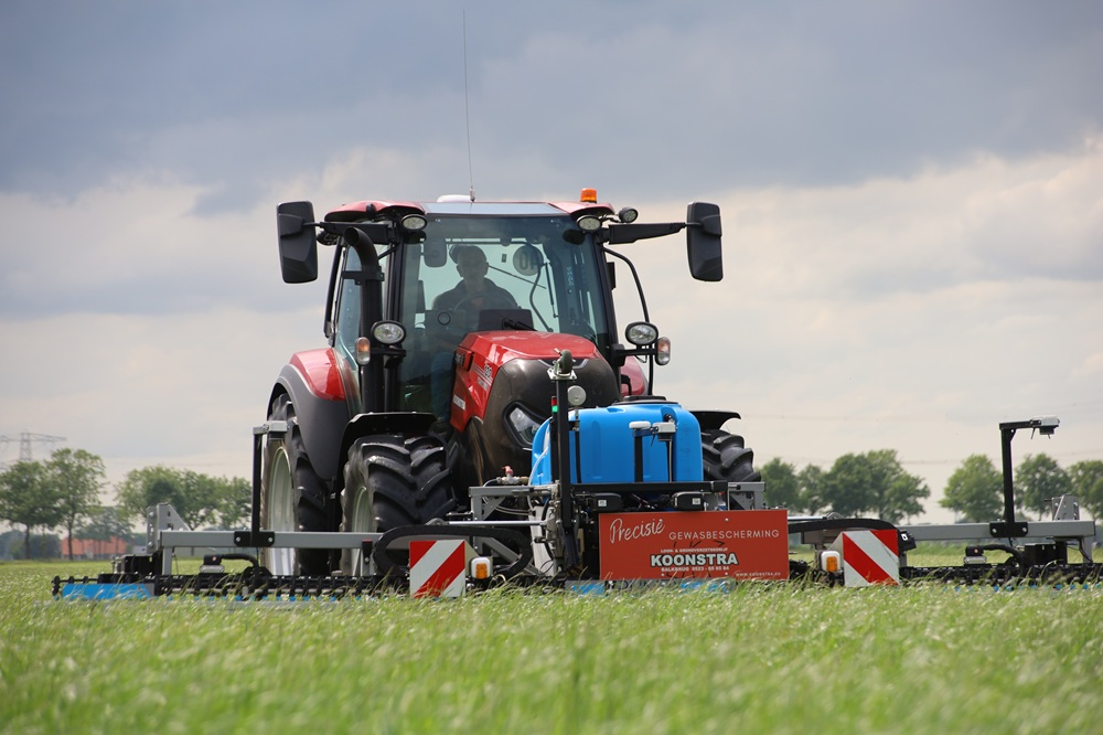 Loonbedrijf Koonstra spotsprayer RXF600